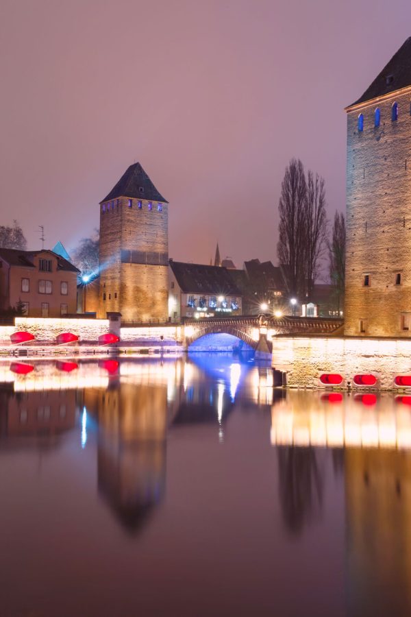 medieval-towers-and-bridges-with-mirror-reflections-in-petite-france-at-night-strasbourg-alsace-france
